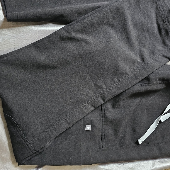 FIGS Men's Medical Scrub Set - Picture 3 of 8